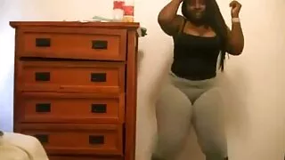 Pour des raisons inconnues, le jeune patron a aimé la présence excessive de silicone dans la stupide secrétaire et a décidé de la baiser. Et bien que l'apparence d'une femme bien roulée soit loin d'être normale, elle a magistralement fait plaisir à son amant inquiet avec une mature avec puceau fellation profonde. De plus, un mec exigeant pourrait baiser une salope en silicone dans une chatte et un cul rasés sans difficulté.