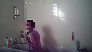La salope rousse n'avait pas peur de venir s'accoupler avec la porno africaine mature foule des hommes et a décidé non seulement de profiter des grands troncs, mais aussi de se vanter de ses trous sans fond. Les mecs excités n'ont pas regretté la salope élancée à lunettes et, après une fellation en groupe, ont envoyé les membres dans des fentes encore libres, baisant la chienne avec une triple pénétration.