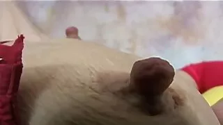 La blonde aux gros seins naturels Morgana voleva a voulu se frotter la chatte pour jouir vidéos de femmes mûres et s'est mise au travail. Elle caresse également ses seins pour s'exciter à la limite, et après cela, elle commence à baiser avec son petit ami. Il l'a mise sur le ventre et a commencé à baiser avec elle jusqu'aux couilles, d'où il gémissait encore plus fort. Bientôt, l'amant n'a pas pu résister et a brusquement rempli le dos et le cul élastique de sa petite amie avec une portion de sperme.
