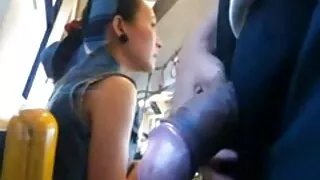L'homme a décidé d'avoir une orgie chaude avec plusieurs filles et a donc appelé trois étudiants chez lui, prêts à lui faire plaisir au plus haut niveau. Le mec est heureux de leur donner à sucer sa bite et regarde aussi comme ils se lèchent les uns les autres. Des poussins bisexuels chevauchent la bite de ce hahal et s'engagent dans un gang bang dans d'autres positions, et à la fin l'un d'eux reçoit une éjaculation faciale sur le mature maman porno ventre.