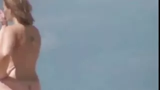 Entendant un bruit dans la chambre de son mari, la brune l'a immédiatement regardé et a trouvé le mec derrière une simulation de baise, qu'elle n'a arrangée que pour énerver la beauté. La fille a admis qu'elle était incroyablement initiée et qu'elle était prête à remplacer une vraie chatte sous le pénis. Puisque la fellation est un bon début avant erotique mature le sexe, elle travaille habilement avec la bouche et ensuite seulement prend le boulon dans le vagin poilu