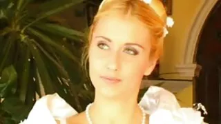La fille est venue pour un massage érotique et s'est rendue entre les mains d'une masseuse qualifiée, qui a rapidement amené le client à l'euphorie et l'a élevé pour le sexe lesbien. La beauté excitée a rendu la pareille aux caresses du professeur et a video mature allemande involontairement écarté ses jambes pour la chatte et la masturbation, à partir desquelles les libertins ont eu des relations sexuelles tendres