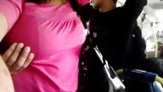 Un homme marié sait que sa femme ne sera à la maison que le soir, alors femme mure bourgeoise profitez de la pause de travail et invitez une maîtresse blonde avec un sein en silicone dans la chambre et invitez-la à dormir après le bain sous la douche. Dès que la minerva s'est mise en ordre et a sorti la grosse malle de l'homme, elle a léché ses grosses couilles et a apprécié le Cunnilingus, après quoi elle a pris le pénis dans sa chatte