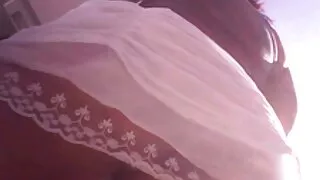 La fille sans complexes était même ravie quand elle s'est brûlée pour se masturber avec un selfie devant des inconnus, et elle a elle-même demandé un gangbang, où elle serait déchirée dans toutes les fissures, comme la dernière salope. Les mecs ont immédiatement enfoncé la tige dans les trous d'une salope aux cheveux multicolores et l'ont ouverte avec une double pénétration à amatrice mature la fois dans le vagin et dans l'anus