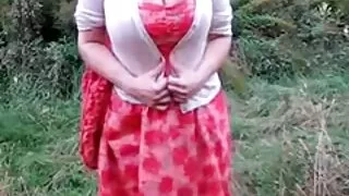 Une milf rousse travaille comme professeur de fellation et décide finalement de réduire son cas, pour lequel elle va sur Internet et enregistre sa première femmes mures et poilues vidéo avec son mari. La chienne voit son pénis devant elle et commence à le prendre dans sa bouche, lui procurant un maximum de plaisir. Une femme mûre suce parfaitement la bite de son conjoint et la branle, ce qui lui donne une portion de sperme sur le visage.