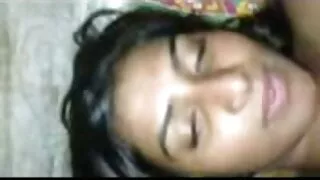 Un gars s'est approché de l'étudiante et a commencé à lui proposer d'avoir des relations sexuelles pour de l'argent devant la caméra dans une camionnette, ce qu'elle a accepté. Tout d'abord, la fille montre une petite et belle poitrine, puis procède à une succion savoureuse, assise sur ses genoux. Après une brune élancée chevauche une bite et après avoir femmes mures eu des relations sexuelles sur le côté et le cancer, se faire éjaculer sur le visage et dans la bouche après le retrait.
