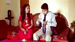 La femme rouge a permis à son mari de faire une pause dans la romance et femme mature avec petit jeune elle-même a décidé d'organiser un sexe inoubliable pour l'anniversaire. Quand un homme vulgaire était dans la chambre, marchant sur des pétales de rose, la beauté mature a rapidement commencé à lui faire plaisir avec une pipe et à se masturber avec des mains habiles avec une grosse bite. Et après qu'un amant excité ait baisé une femme magnifique et chaude anal et violemment éjaculation faciale sur le visage.