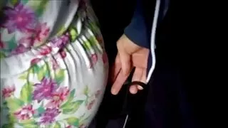 La charmante brune ne pouvait pas attendre pour satisfaire ses désirs sales et a séduit un homme noir lubrique avec une grosse bite. La beauté torride portait de la lingerie Se lingerie et dansait avec enthousiasme devant le nègre chanceux, bougeant son cul luxuriant. Bientôt, la video de femme mature avec jeune fille dépravée s'en est prise à l'énorme pénis du petit ami et a commencé à faire une pipe avec diligence. La beauté tatouée a follement excité le petit ami dépravé, et il lui a fait plaisir avec des anulingus. Puis un bretzel affirmé a baisé passionnément une incroyable Salope à la Chatte Rasée. Le krala chaud