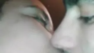 Lorsque la brune a découvert que le meilleur ami de son mari viendrait dîner, elle lui a demandé de lui permettre de se changer une fois directement dans le salon. La cocu chauve ne prend pas la peine de voir son mari se faire baiser par un autre macho, alors elle accepte la trahison. Pendant que le cocu admire l'intimité du couple et masturbe l'érection, la femme à la coupe de cheveux femme lesbienne mature intime suce habilement un gros pénis puis donne un nouvel amant dans le cul