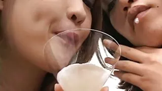 La tante mariée aimait tellement le jeune voisin qu'elle lui a suggéré non seulement d'être ami, mais de baiser périodiquement. Le gars lui-même n'était pas opposé à souffler une beauté aux gros seins, par conséquent, après consentement, il l'a immédiatement lesbienne mature black jetée dans la couchette et a commencé à embrasser ses lèvres. La chatte avec les cheveux a rendu le mec encore plus fort et il a décidé de ne pas s'embêter avec la chatte, mais plutôt de mettre la femme sur son gros bout