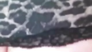 Une belle brune aux petits seins a rencontré un vieil ami et a soudainement commencé à lui montrer sa masturbation. Il était surpris, mais il n'était pas mature sexy en bas confus et se prenait en main pour baiser cette fille chaude avec sa bite dure. Après lui avoir léché l'entrejambe, il a commencé à la traiter avec une bite et après avoir reçu une succion lui a donné un fouet vaginal remarquable. Après avoir baisé son amie, il l'a finie directement sur son visage et dans sa bouche puis est rentré chez lui.