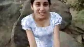 La brune Se crede croit que la nouvelle lingerie lui va bien, alors elle exhibe un butin en culotte de dentelle devant un homme et l'excite à la limite. Peu importe la beauté de la danse d'une fille, le mec montre sa femme mure a baiser longue bite et propose de faire l'amour. Agenouillé, voler avec une petite poitrine suce le pénis, après quoi il laisse la fin en érection dans le trou mal rasé