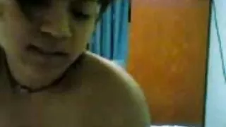 Une jeune latina voulait follement baiser et pour obtenir les sensations les plus douces, elle a accepté de s'enculer avec un amant lubrique. Fille irrésistible pré-insérée dans le cul plug anal tendre vidéo femme cougar et bientôt excitant tourné devant le copain vulgaire. La fille aveuglante a suscité en un instant une forte excitation dans le bretzel inquiet et a commencé à la hâte à baiser dans le cul développé. Le gentleman résistant n'a pas épargné le lubrifiant et a continué à péter passionnément la nympho sombre dans la fente anale et l'a fait crier doucement d'un plaisir indescriptible, après quoi elle a aspergé son cul élastique de sperme.