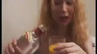 La belle blonde a un corps très soigné et élancé que son copain aime beaucoup, qui la baise quotidiennement comme pour la première fois. Une fille avec une coupe de cheveux courte commence à goûter son pénis et le fait au maximum, et après cela, elle devient dans une position de cancer et commence à baiser avec enthousiasme dans la chatte rasée. Le partenaire la martèle sur le côté et approche bientôt de la fin, pour laquelle video vieille mature il la met à genoux et finit par lui remplir le visage de sperme.