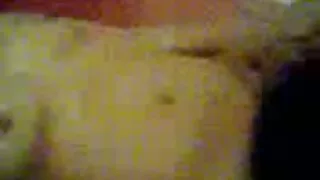 Le jeune enseignant a appris que l'élève s'était comporté de manière inacceptable dans une leçon d'éducation physique, il a donc décidé d'organiser une conversation avec elle dans un bureau vide. Mais dès que l'homme femme mure et sexy et la beauté élancée montrent le butin en short court et petits seins, elle s'est permis de faire un cunnilingus, après quoi elle s'est déshabillée et a pris un boulon dans le vagin poilu sur le bureau