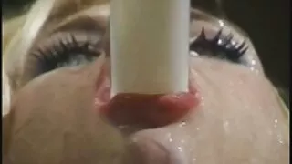 La brune a appelé le maître pendant une heure pour réparer ses meubles, pour lesquels elle a demandé à payer non pas avec de l'argent, mais film porno femme mature avec son vagin serré. La fille était heureuse d'économiser de l'argent, alors elle a facilement accepté le sexe et a sucé un homme lubrique qui était deux fois plus âgé qu'elle. Après une pipe, la salope a collé le capot pour Liz et y a eu une forte bite